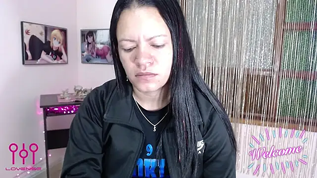 Snapshot of Cristal_w chatting on 11.04.25 Cristal w online show from 11.04.25