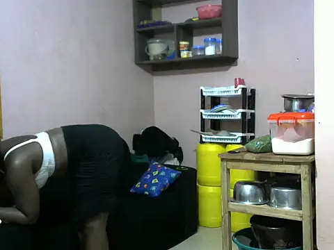 Snapshot of slender-qwene chatting on 10.28.25 slender-qwene online show from 10.28.25