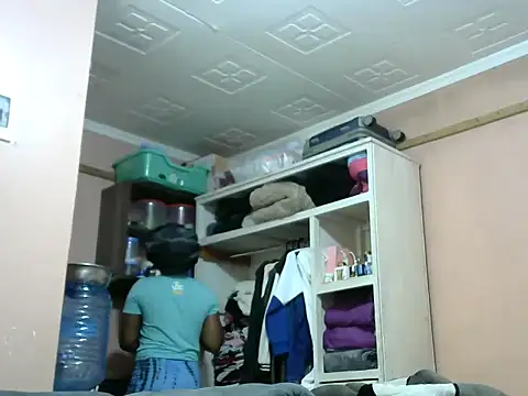 Snapshot of slender-qwene chatting on 05.04.26 slender-qwene online show from 05.04.26