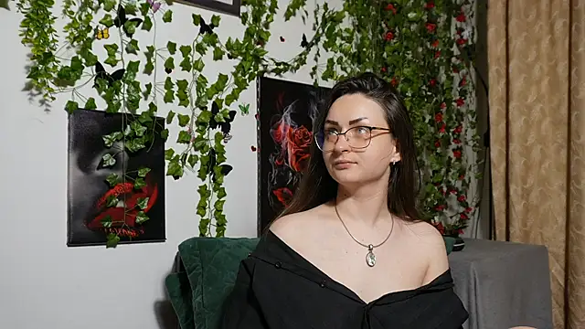 Snapshot of NaughtYHomemadE chatting on 11.05.25 NaughtYHomemadE online show from 11.05.25