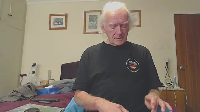 Snapshot of WaverlyKernow chatting on 01.09.25 WaverlyKernow online show from 01.09.25