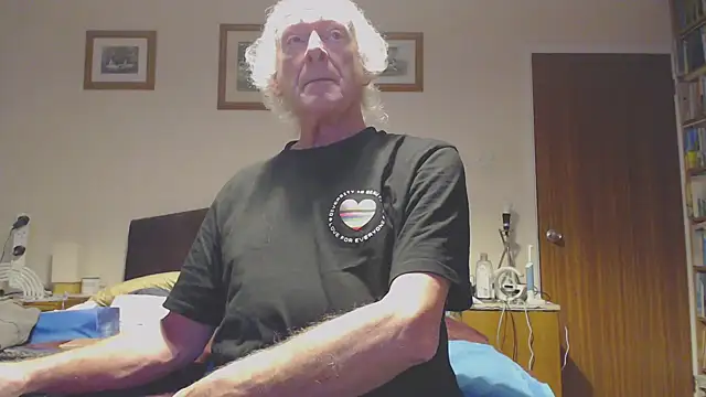 Snapshot of WaverlyKernow chatting on 01.10.25 WaverlyKernow online show from 01.10.25