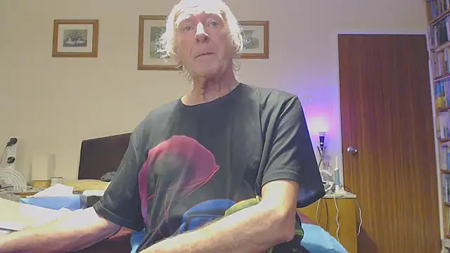 Snapshot of WaverlyKernow chatting on 01.10.25 WaverlyKernow online show from 01.10.25