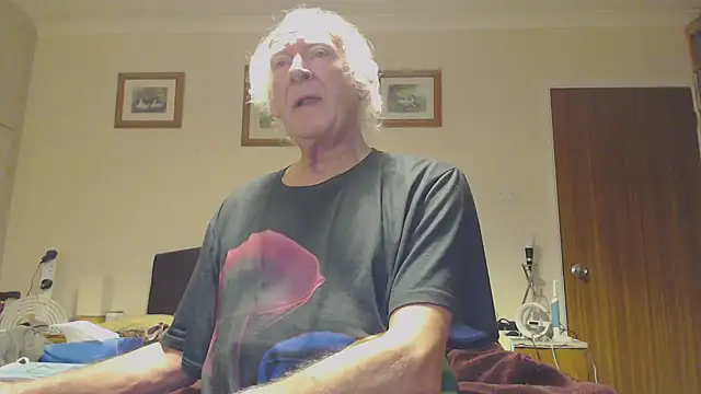 Snapshot of WaverlyKernow chatting on 01.11.25 WaverlyKernow online show from 01.11.25