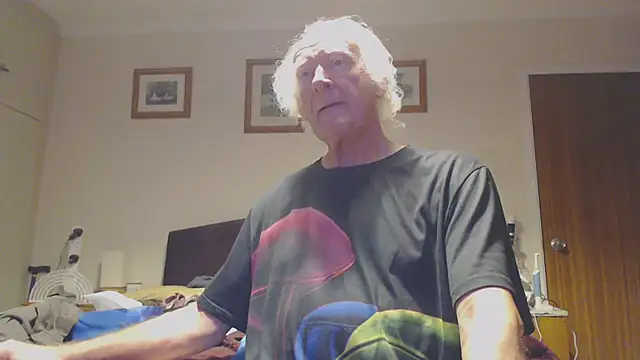 Snapshot of WaverlyKernow chatting on 01.11.25 WaverlyKernow online show from 01.11.25