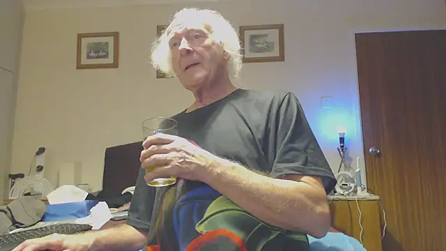 Snapshot of WaverlyKernow chatting on 01.11.25 WaverlyKernow online show from 01.11.25