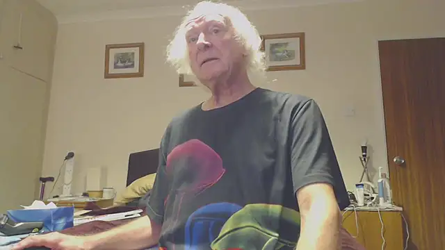 Snapshot of WaverlyKernow chatting on 01.29.25 WaverlyKernow online show from 01.29.25