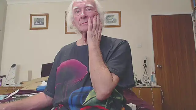 Snapshot of WaverlyKernow chatting on 01.31.25 WaverlyKernow online show from 01.31.25