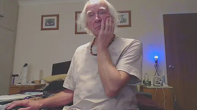 Snapshot of WaverlyKernow chatting on 02.07.25 WaverlyKernow online show from 02.07.25