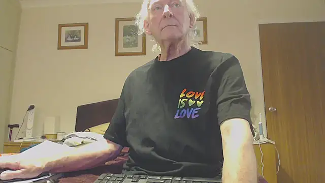 Snapshot of WaverlyKernow chatting on 02.14.25 WaverlyKernow online show from 02.14.25