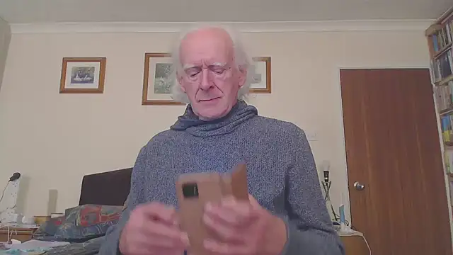 Snapshot of WaverlyKernow chatting on 03.04.25 WaverlyKernow online show from 03.04.25