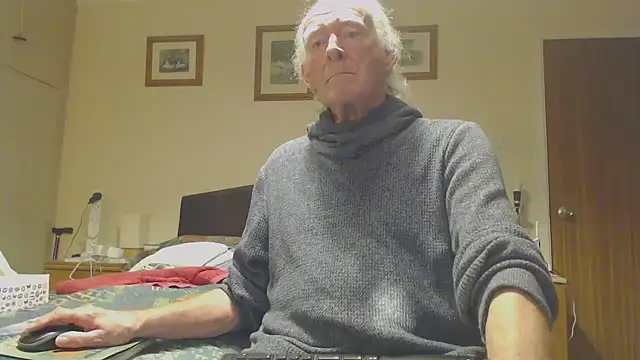 Snapshot of WaverlyKernow chatting on 03.09.25 WaverlyKernow online show from 03.09.25