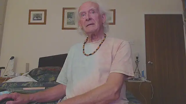 Snapshot of WaverlyKernow chatting on 03.15.25 WaverlyKernow online show from 03.15.25