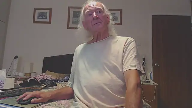 Snapshot of WaverlyKernow chatting on 09.10.25 WaverlyKernow online show from 09.10.25