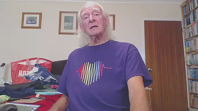 Snapshot of WaverlyKernow chatting on 09.30.25 WaverlyKernow online show from 09.30.25