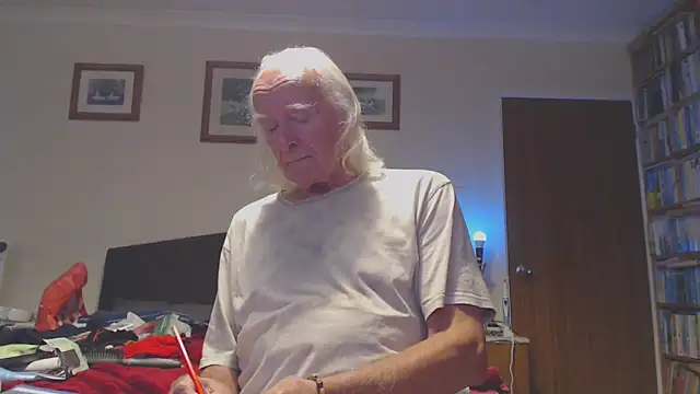 Snapshot of WaverlyKernow chatting on 10.08.25 WaverlyKernow online show from 10.08.25