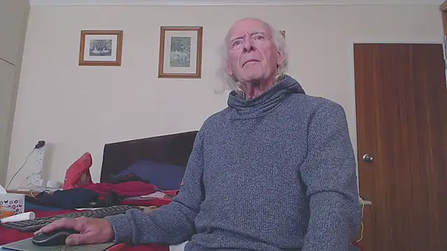 Snapshot of WaverlyKernow chatting on 10.12.25 WaverlyKernow online show from 10.12.25