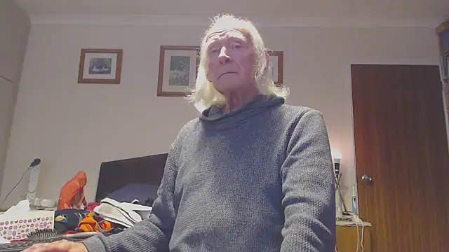 Snapshot of WaverlyKernow chatting on 10.15.25 WaverlyKernow online show from 10.15.25