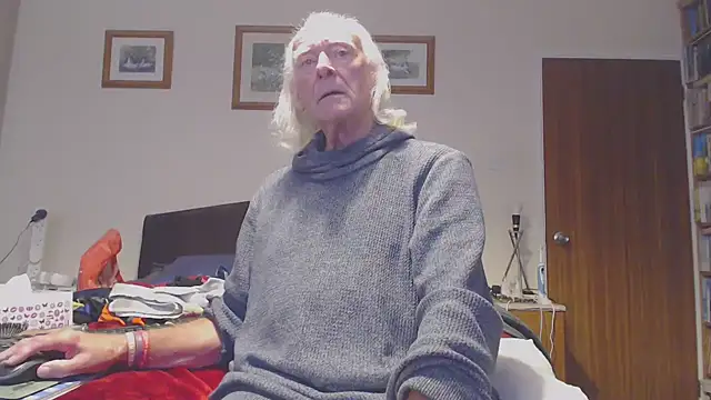 Snapshot of WaverlyKernow chatting on 10.16.25 WaverlyKernow online show from 10.16.25