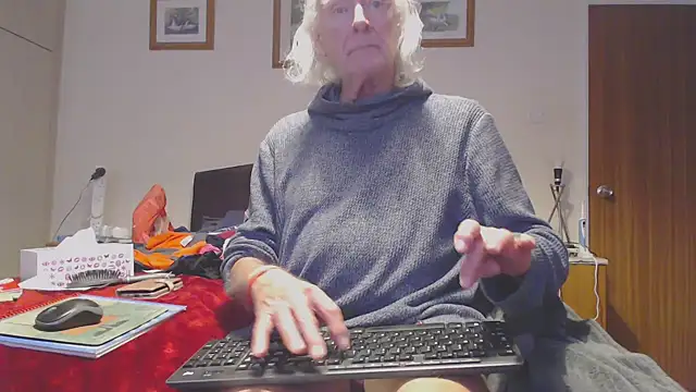 Snapshot of WaverlyKernow chatting on 10.18.25 WaverlyKernow online show from 10.18.25