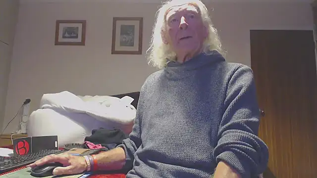 Snapshot of WaverlyKernow chatting on 10.28.25 WaverlyKernow online show from 10.28.25