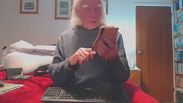 Snapshot of WaverlyKernow chatting on 10.29.25 WaverlyKernow online show from 10.29.25