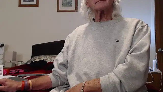 Snapshot of WaverlyKernow chatting on 11.01.25 WaverlyKernow online show from 11.01.25