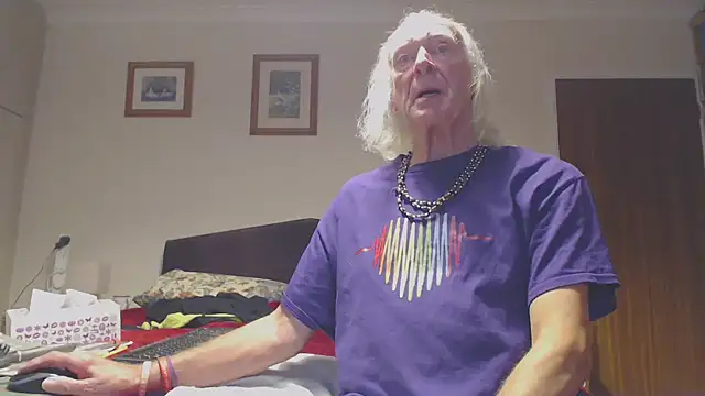 Snapshot of WaverlyKernow chatting on 11.03.25 WaverlyKernow online show from 11.03.25