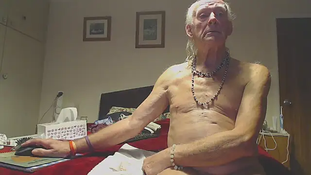 Snapshot of WaverlyKernow chatting on 11.04.25 WaverlyKernow online show from 11.04.25