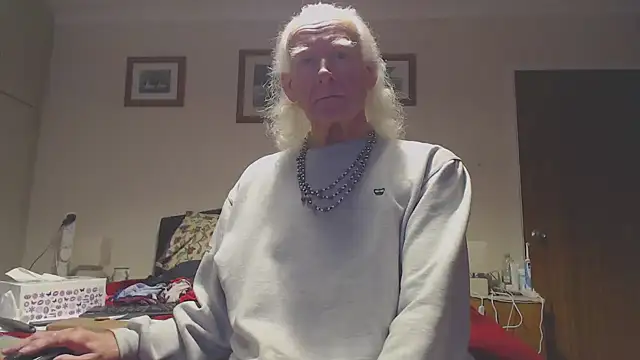 Snapshot of WaverlyKernow chatting on 11.05.25 WaverlyKernow online show from 11.05.25