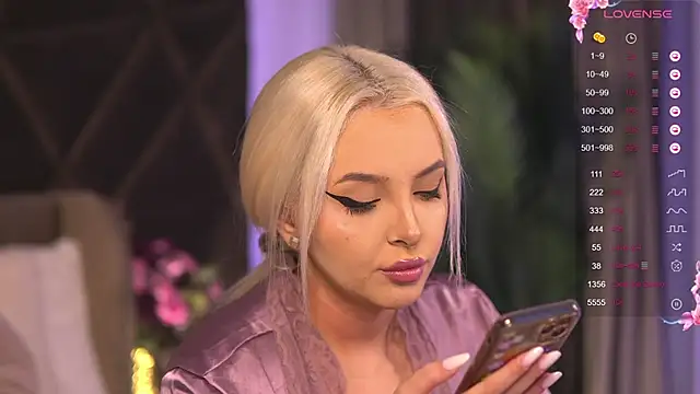 Snapshot of VictoriaMorrone chatting on 02.11.25 VictoriaMorrone online show from 02.11.25