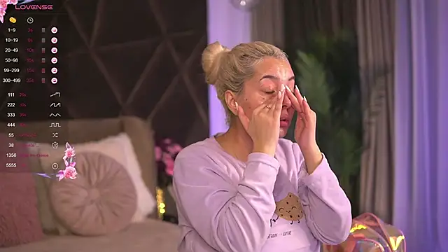 Snapshot of VictoriaMorrone chatting on 02.23.25 VictoriaMorrone online show from 02.23.25