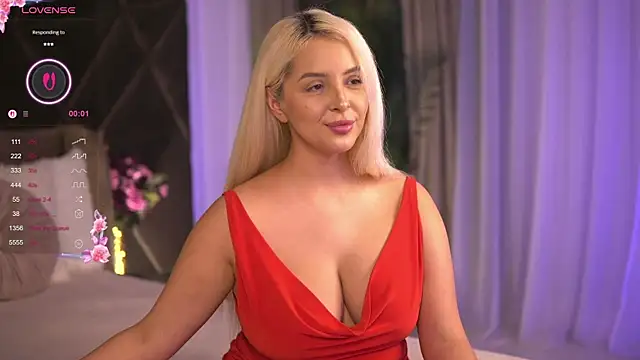 Snapshot of VictoriaMorrone chatting on 03.08.25 VictoriaMorrone online show from 03.08.25