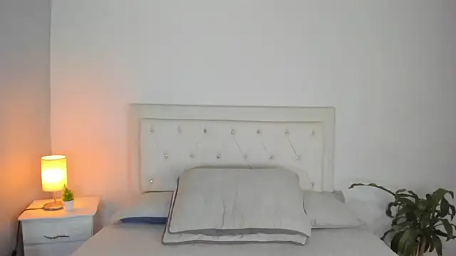 Snapshot of MELISSA_ALVAREZ chatting on 10.19.25 MELISSA ALVAREZ online show from 10.19.25