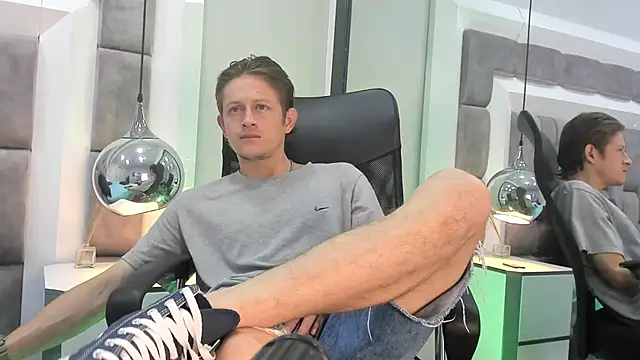 Snapshot of AnthonyAlso chatting on 10.08.25 AnthonyAlso online show from 10.08.25