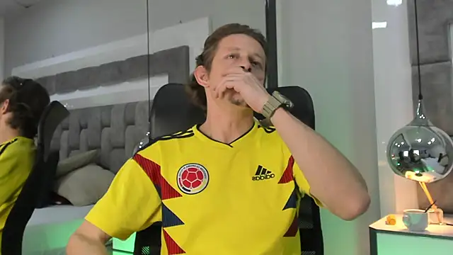 Snapshot of AnthonyAlso chatting on 11.04.25 AnthonyAlso online show from 11.04.25