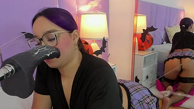 Snapshot of SophyRuiz_ chatting on 10.21.25 SophyRuiz online show from 10.21.25