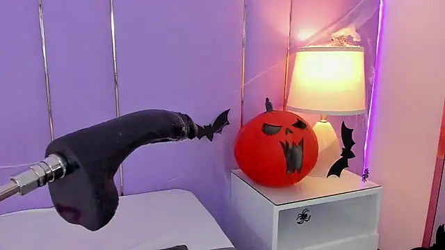 Snapshot of SophyRuiz_ chatting on 10.31.25 SophyRuiz online show from 10.31.25