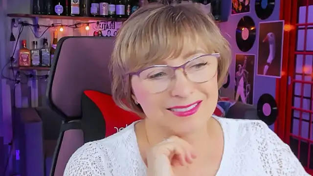 Snapshot of sugar_vivien chatting on 10.13.25 sugar vivien online show from 10.13.25