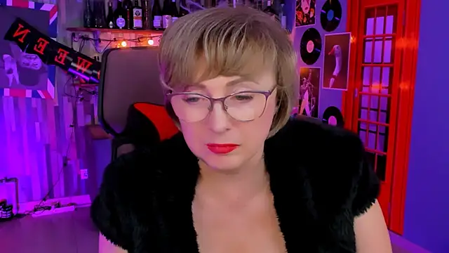 Snapshot of sugar_vivien chatting on 10.28.25 sugar vivien online show from 10.28.25