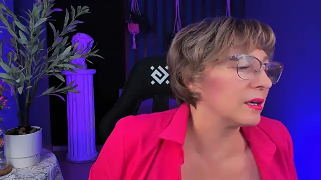 Snapshot of sugar_vivien chatting on 11.08.25 sugar vivien online show from 11.08.25