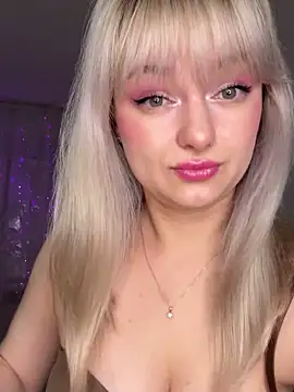 Snapshot of Blonde20 chatting on 10.17.25 Blonde20 online show from 10.17.25