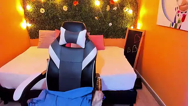 Lizzie Williams  online show from 01.24.25