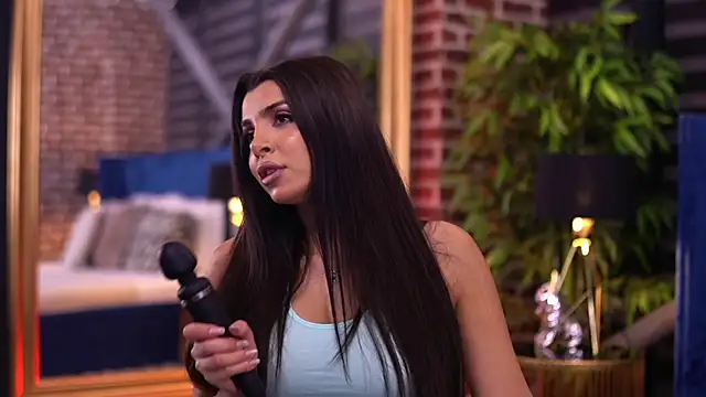 Snapshot of NicoleCellini chatting on 10.17.25 NicoleCellini online show from 10.17.25