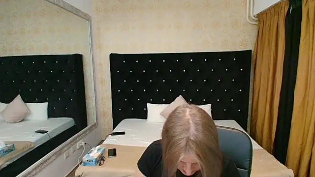 Snapshot of Lilly_hott chatting on 11.16.25 Lilly hott online show from 11.16.25