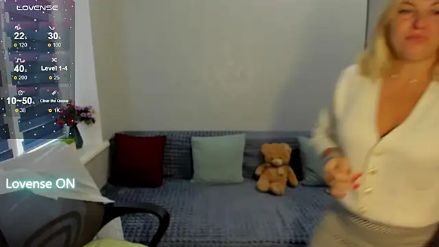 Snapshot of sweet___margaret chatting on 10.15.25 sweet margaret online show from 10.15.25