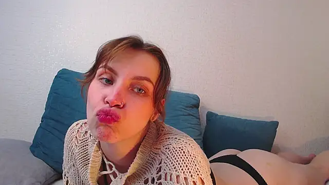 Snapshot of milly_ross chatting on 10.18.25 milly ross online show from 10.18.25