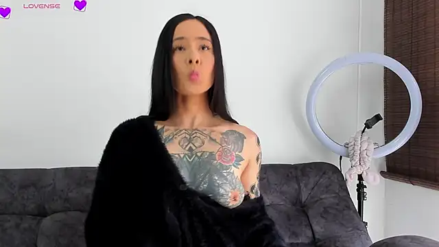 Snapshot of VeronicaTonu chatting on 10.15.25 VeronicaTonu online show from 10.15.25