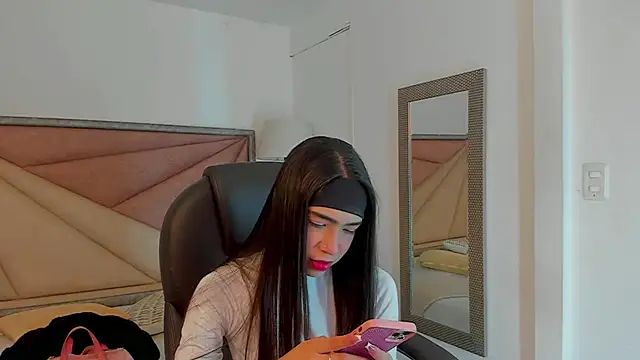 Snapshot of FaloonRoussel chatting on 03.16.25 FaloonRoussel online show from 03.16.25