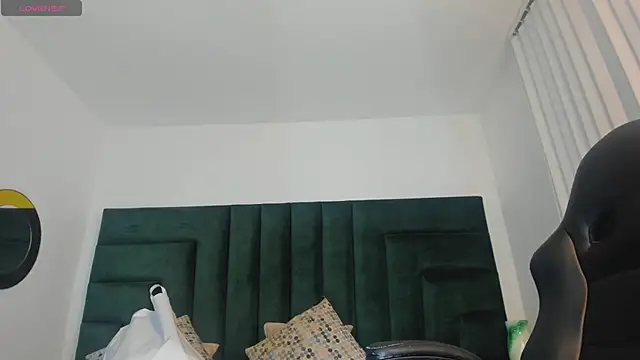 Snapshot of FaloonRoussel chatting on 09.19.25 FaloonRoussel online show from 09.19.25